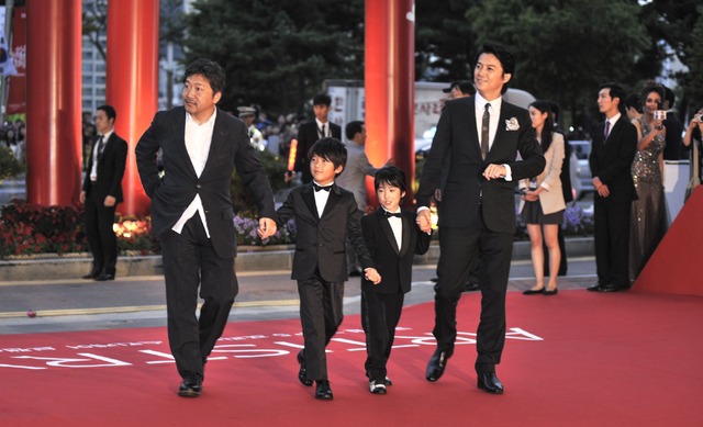 是枝裕和監督、黄升ゲン、二宮慶多、福山雅治　（C）2013『そして父になる』製作委員会