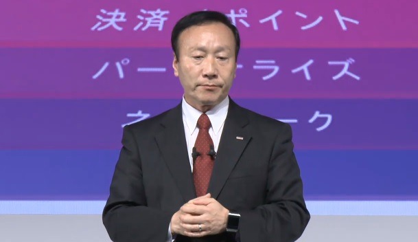 スマートウォッチ「GALAXY Gear」を腕にはめて登壇するNTTドコモ加藤薫社長
