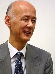 執筆者の山崎秀夫氏