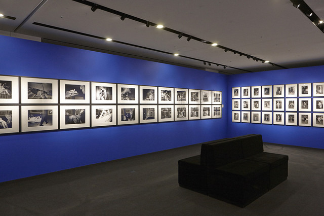 銀座アルマーニで寺山修司、細江英公、森山大道ら70年代東京写真展開催中