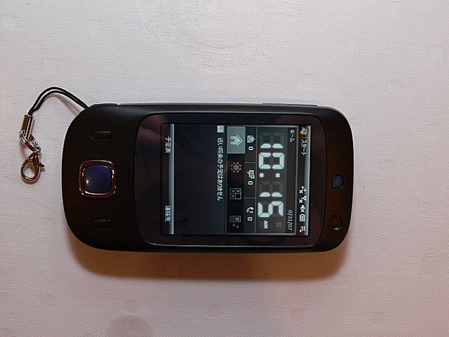 独自の待ち受け画面「HTC Home」。Touch FLOにより、ここから画面に触る（あるいは指でなぞる）だけで目的の機能にアクセスできる。たとえば、画面上方向に向かって指でなぞると、電話帳画面にアクセスできる