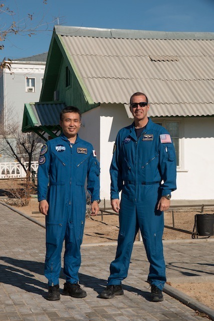 ユーリ・ガガーリン宇宙飛行士が打上げ前日に宿泊したコテージの前で記念撮影をする若田、マストラキオ両宇宙飛行士（11月3日）　(c) JAXA/NASA/Victor Zelentsov