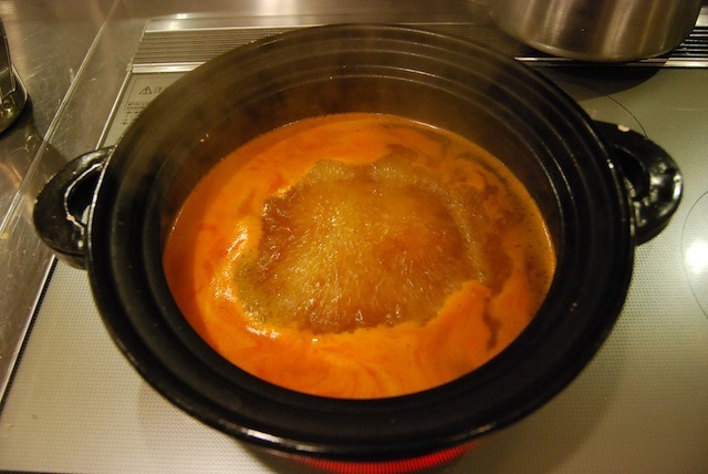 煮立ったスープ。キューブからここまでの色が出るとは……。なかなかやりますね