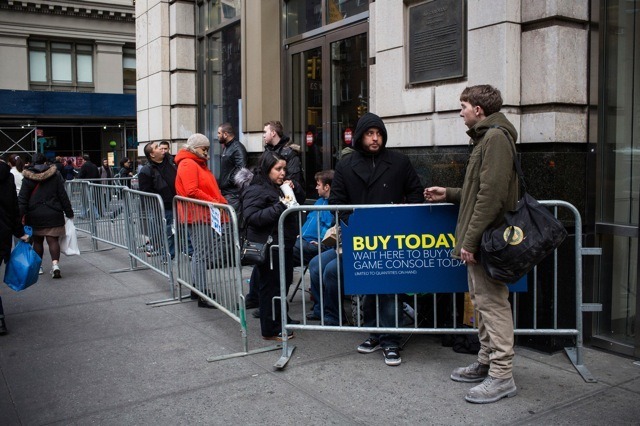 ニューヨークで発売を待つ人たち　(c) Getty Images