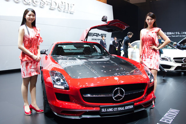 エーディグリーファーレンハイト天津憂が手掛けたメルセデス・ベンツのコンパニオンのユニフォームはSLS AMG GT FINAL EDITIONからインスピレーションを受けたもの