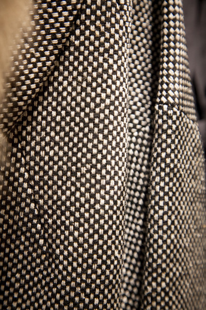 横糸と縦糸の織りなす風合いも魅力　コートやジャケットなどに使用される生地