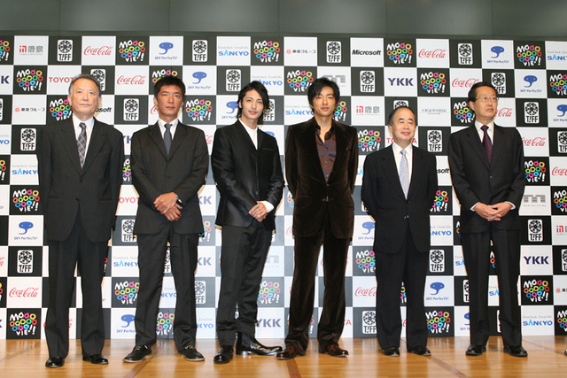 左から、福田慶治事務局長、成島出監督、玉木宏、大沢たかお、角川歴彦チェアマン、高井英幸理事長