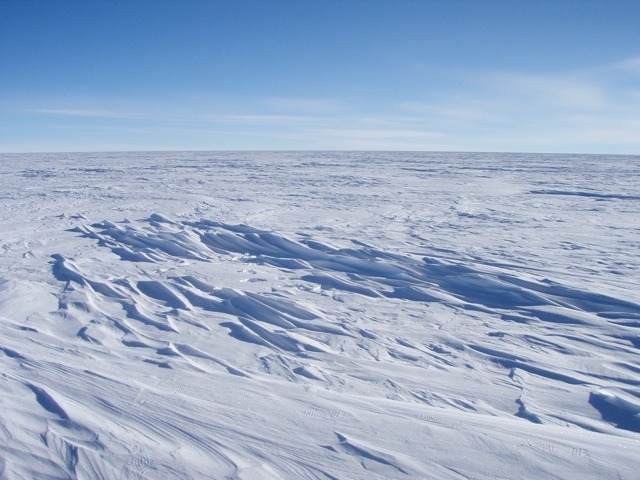 東南極高原（プラトー基地跡近く）　(C) National Snow and Ice Data Center / Atsuhiro Muto