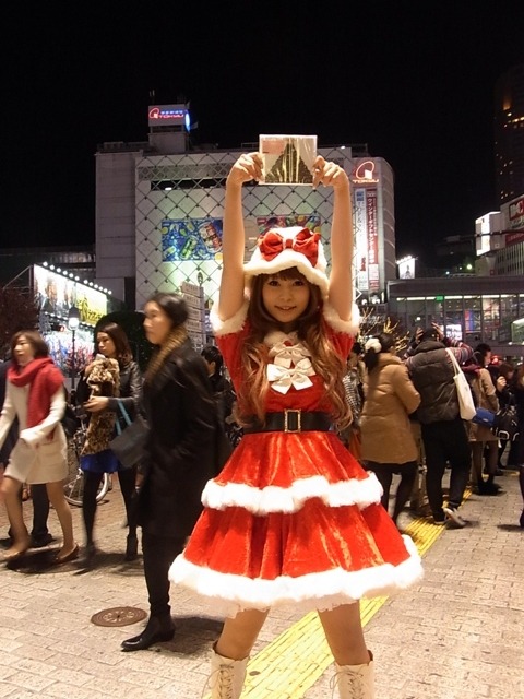 東京・渋谷の街にサンタクロース姿で現れた中川翔子