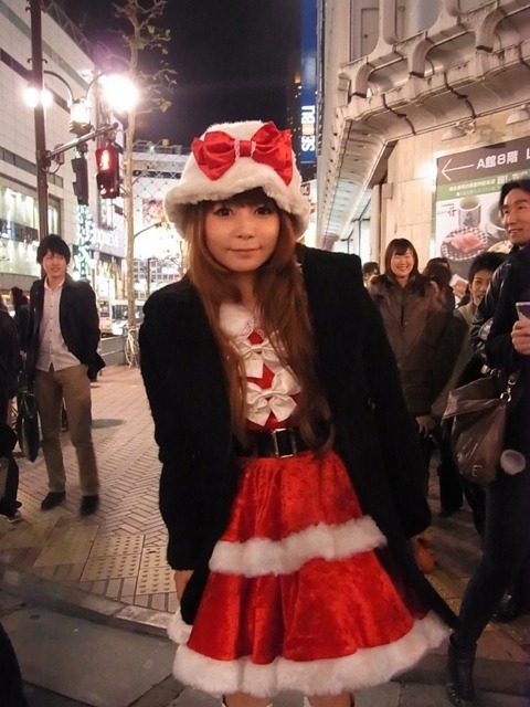 東京・渋谷の街にサンタクロース姿で現れた中川翔子