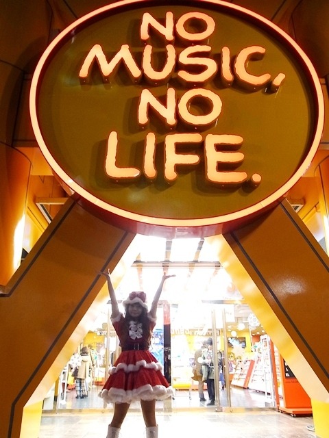 渋谷のCDショップめぐりをする中川翔子