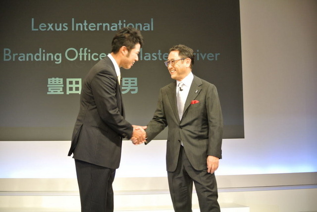 松山英樹選手（左）と握手する豊田章男社長