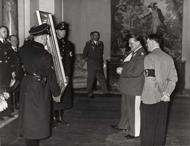 誕生日プレゼントとして贈られた絵画を鑑賞するアドルフ・ヒトラー