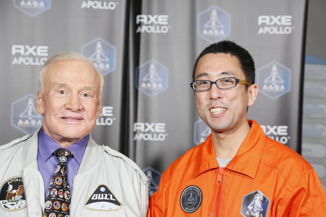 アポロ11号に搭乗した宇宙飛行士バズ・オルドリン氏（左）と米谷さん
