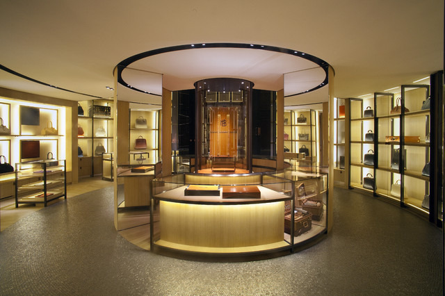 「MOYNAT」の2階はメンズのフロア