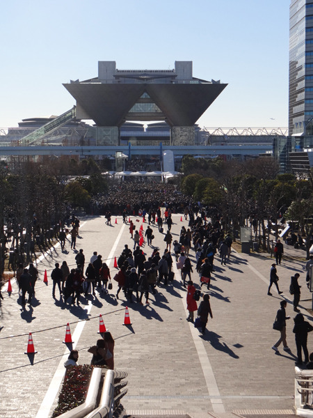 コミケ会場の東京ビッグサイト正門には、午前10時の会場前から長蛇の列ができていた