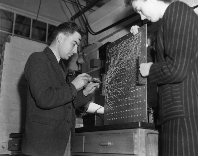 世界最初の実用プログラム式コンピューターと見なされる、ENIACの制作風景　(C) Getty Images
