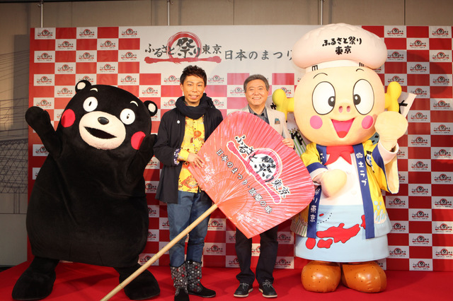 「ふるさと祭り東京2014」スペシャルプロデューサーの小倉智昭キャスター（中央右）と、日本の祭りナビゲーターを務めるEXILEのUSA