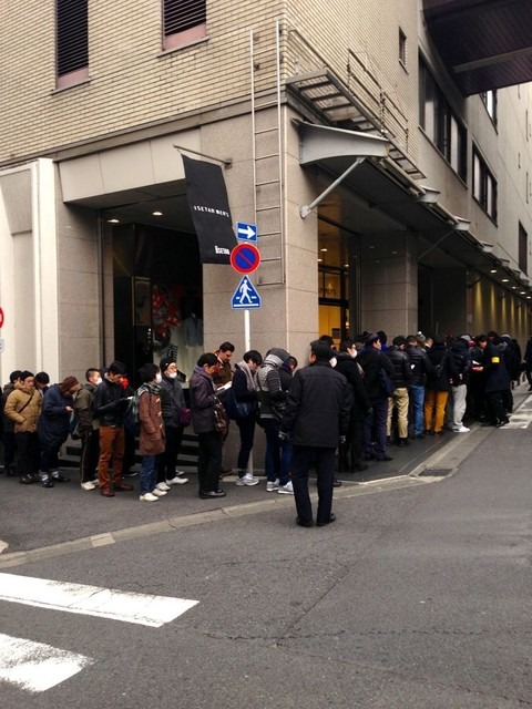 伊勢丹メンズ館の開店前の様子。1番乗りは昨夜0時から並んだという