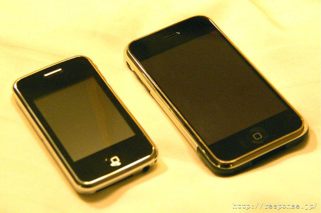 X-812とiPhoneの比較。見た目はサイズの違いだけにみえるが……