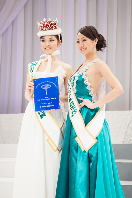 ミス・インターナショナル日本代表の本郷李來さんと2013年度ミス・インターナショナルの高橋有紀子さん