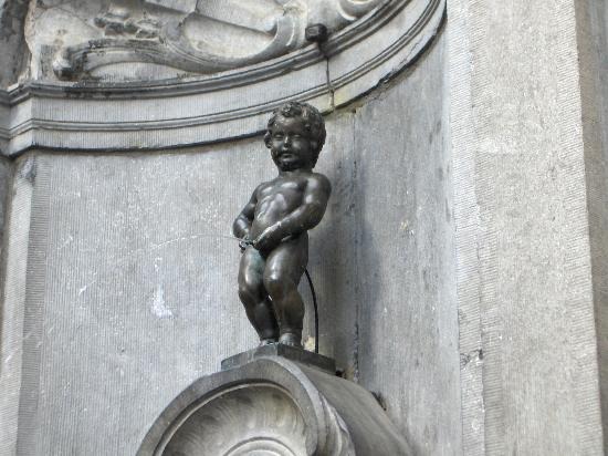 「世界三大がっかり名所」の一つとされるベルギー・ブリュッセルの小便小僧