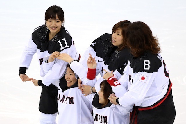 五輪を腕で形作ろうとする女子ホッケー日本選手。ソチ冬季オリンピック　(c) Getty Images