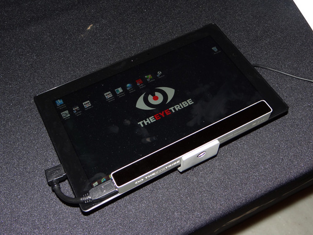 開発者キットを装着したタブレット。USB接続で取り付けられる