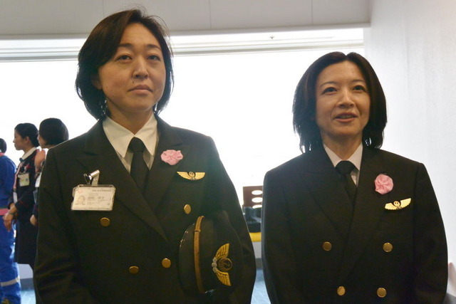 JALエクスプレス 藤明里機長（右）、田村明子副操縦士（左）