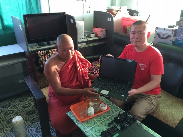 PC寄贈の模様（2014年3月12日ミャンマーの寺院にて）
