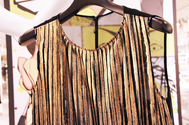 エポカのカバードレスは箔プリントを採用