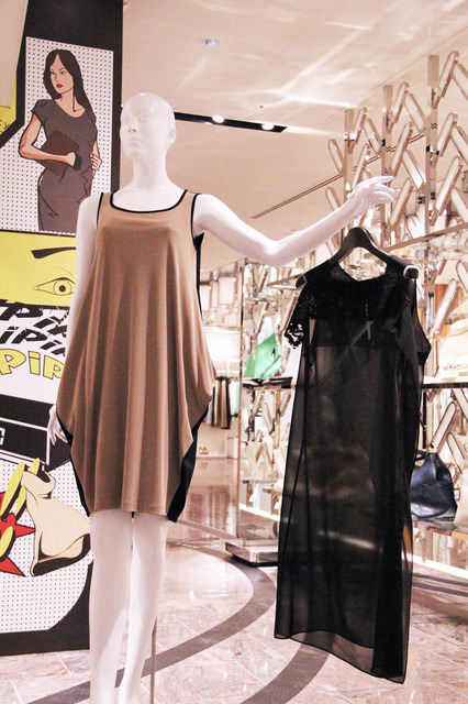 フィロ ディ セタはベージュのベージュドレスにブラックのカバードレスをコーディネート