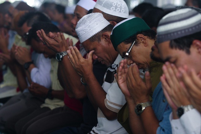 無事を祈る市民（3月14日、クアラルンプール）　(c) Getty Images