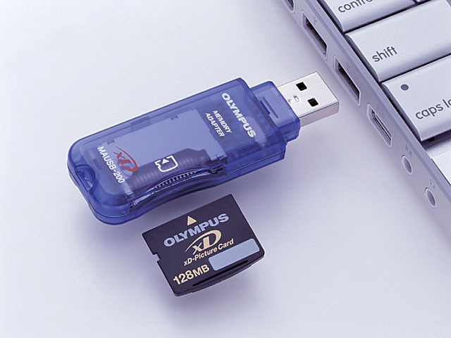 　オリンパスは、PCのUSBポートに直接装着可能なUSB2.0接続対応のxDピクチャーカード専用リーダー/ライター「MAUSB-200」と、xDピクチャーカード（64M/128Mバイト）のセット製品を7月9日に発売する。