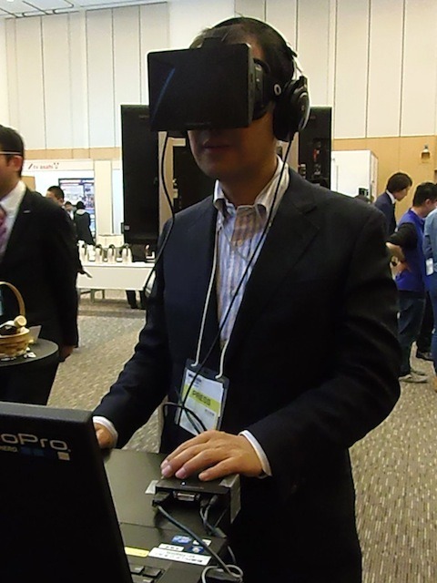 没入型VRヘッドマントディスプレイ「Oculus Rift」のデモの様子。没入感のある映像を再生できる