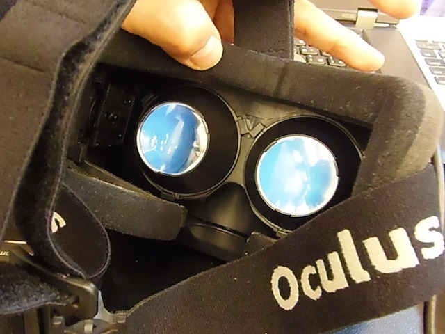 Oculus Rift、裏側から。広い視野角で見えるのは、レンズに工夫が凝らされているからだ