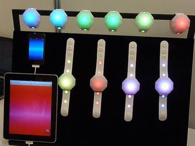 「Mステ シンクロライブ」で使われたLEDリストバンド。リストバンドのLEDと、ステージ照明、スマートフォンの画面のカラーが同系色でシンクロ