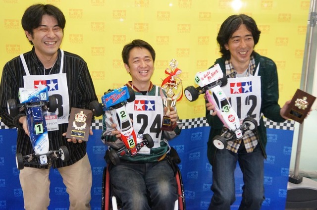 タミヤRCカーフェスティバル・メディア対抗レースのトップ3（写真左から『週刊アスキー』、2位『ワンダードライビング』、3位『グッズプレス』）　《撮影　椿山和雄》