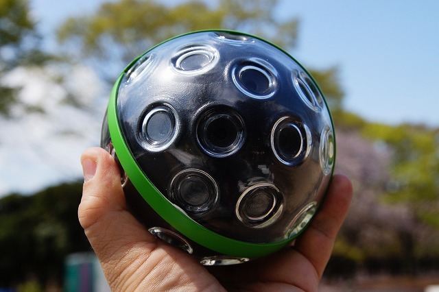 全天球ボール型カメラ「Panono」、これは製品化に向けたデザイン検討のためのモデル。