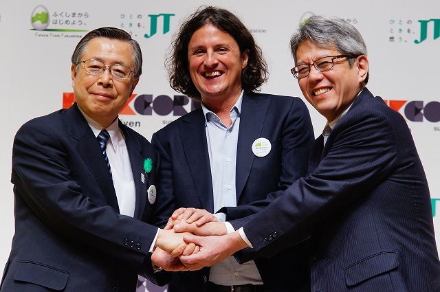 ガッチリと握手する3人。左から佐藤雄平・福島県知事、スティーブン・グリーンRockCorps（ロックコープス）CEO、宮崎秀樹・JT取締役副社長。