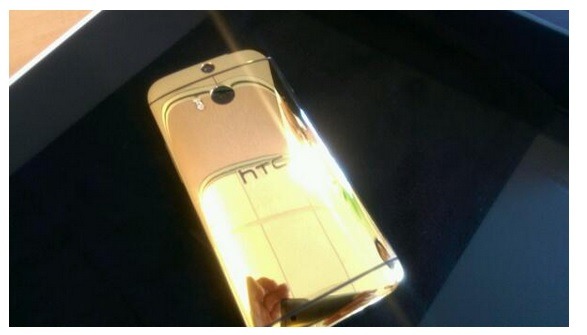 HTC幹部のNick Sherrill氏の公開した24金モデル。こっちのほうが光沢が強い