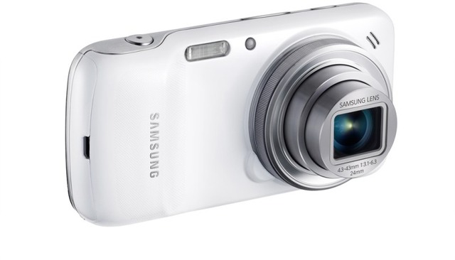 背面はまるでコンパクトデジカメ「GALAXY S4 zoom」