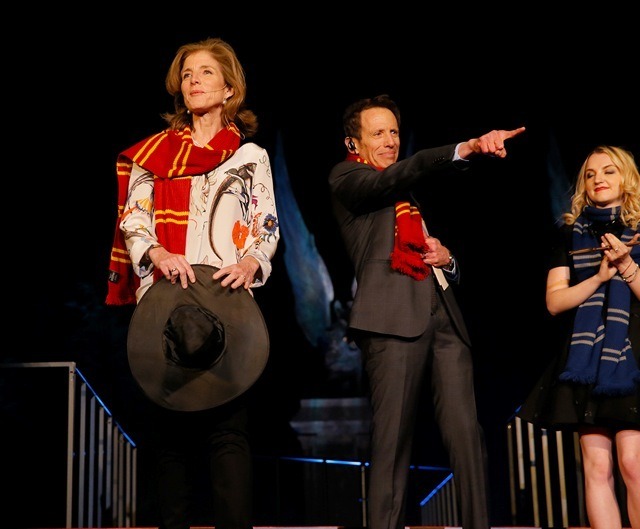 左から駐日アメリカ大使キャロライン・ケネディ、ガンベルCEO、劇中でルーナ・ラブグッド役を務めたイヴァナ・リンチ。
