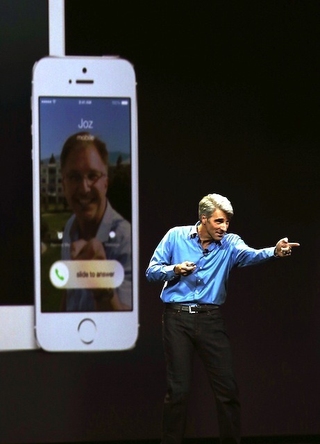 iOS 8を解説するクレイグ・フェデリギ（ソフトウェアエンジニアリング担当上級副社長）　(c) Getty Images