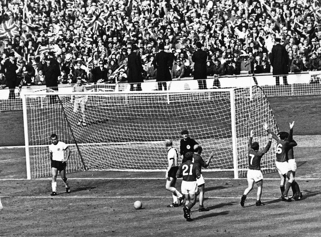 1966年ワールドカップイングランド大会決勝、イングランド3点目、疑惑のゴール　(c) Getty Images