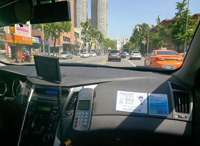 タクシー移動中に、ウィンクして風景撮影を楽しんだ。掲載画像では画像サイズが縮小されているが、オリジナル画像では標識やタクシー内に貼られたステッカーの文字も十分に判読が可能だ。