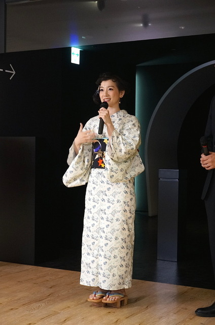 「TeNQ」のテープカットを務めた篠原ともえさん