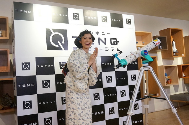 「TeNQ」のテープカットを務めた篠原ともえさん