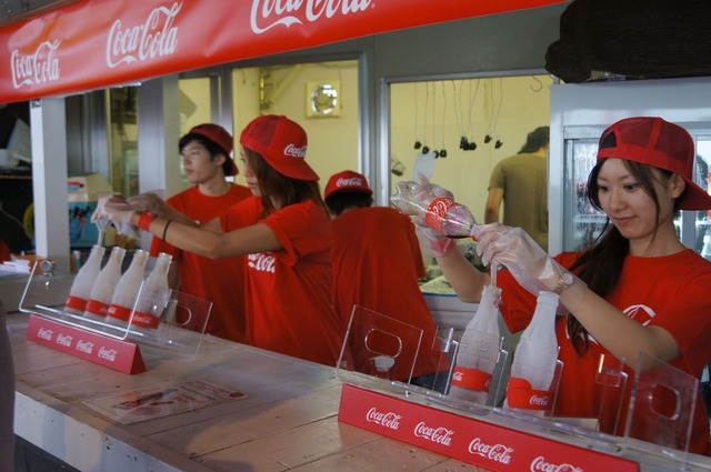コカ・コーラ『氷のコンツアーボトル体験イベント』（7月19日、由比ケ浜）