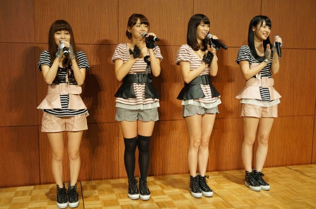 アイドルグループ・AeLL.時代の篠崎愛（左から2人目）